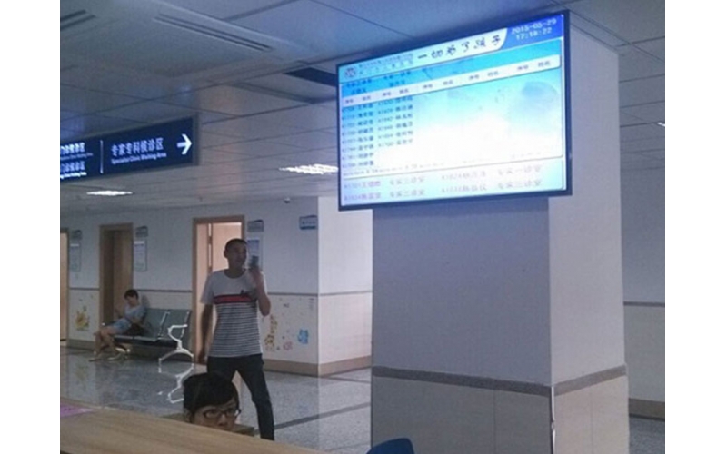 龍崗婦幼保健院壁掛式廣告機(jī)安裝案例